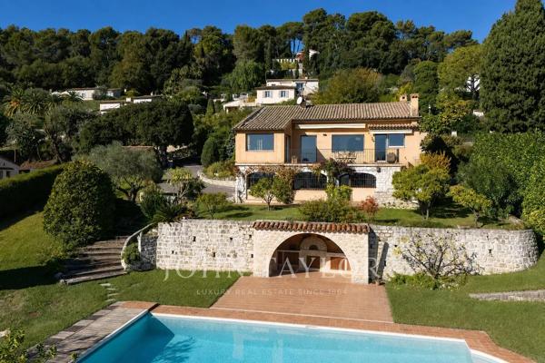 A pied du village - vue panoramique jusqu'à la mer
