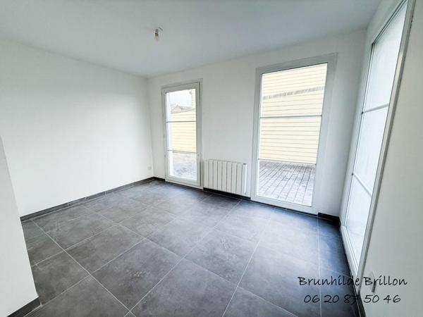 Maison individuelle de 2010, 5 chambres, bureau, garage, stationnement, jardin