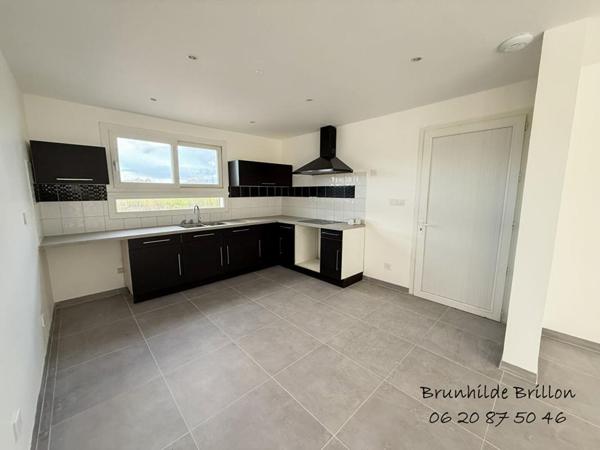 Maison individuelle de 2010, 5 chambres, bureau, garage, stationnement, jardin