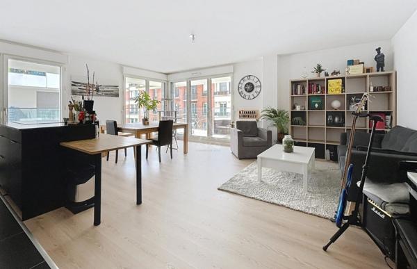 ASNIERES - CENTRE F4 AVEC 3 CHAMBRES, SEJOUR, TERRASSE ET 2 EMPLACEMENTS DE PARKING