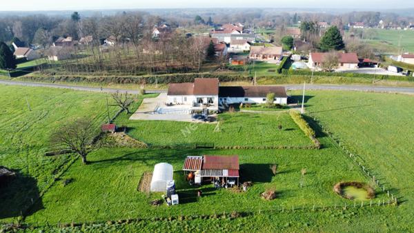 Maison familiale 226m2 avec piscine ? 6 chambres entre LONS-LE-SAUNIER et LOUHANS et ses 157 arcades à 3 minutes de l'autoroute A39