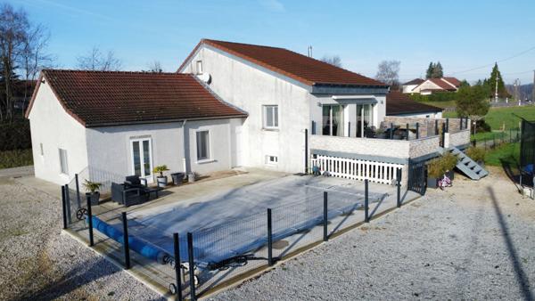 Maison familiale 226m2 avec piscine ? 6 chambres entre LONS-LE-SAUNIER et LOUHANS et ses 157 arcades à 3 minutes de l'autoroute A39