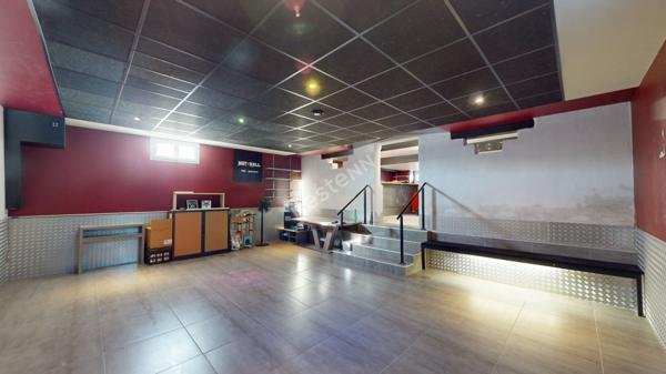 Maison familiale 226m2 avec piscine ? 6 chambres entre LONS-LE-SAUNIER et LOUHANS et ses 157 arcades à 3 minutes de l'autoroute A39