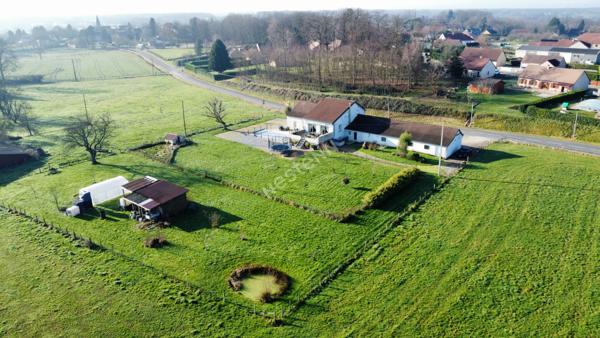 Maison familiale 226m2 avec piscine ? 6 chambres entre LONS-LE-SAUNIER et LOUHANS et ses 157 arcades à 3 minutes de l'autoroute A39