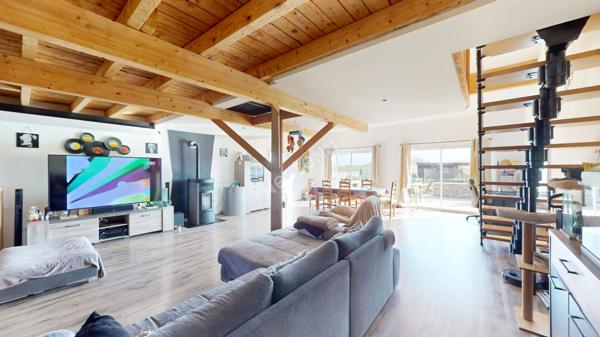 Maison familiale 226m2 avec piscine ? 6 chambres entre LONS-LE-SAUNIER et LOUHANS et ses 157 arcades à 3 minutes de l'autoroute A39