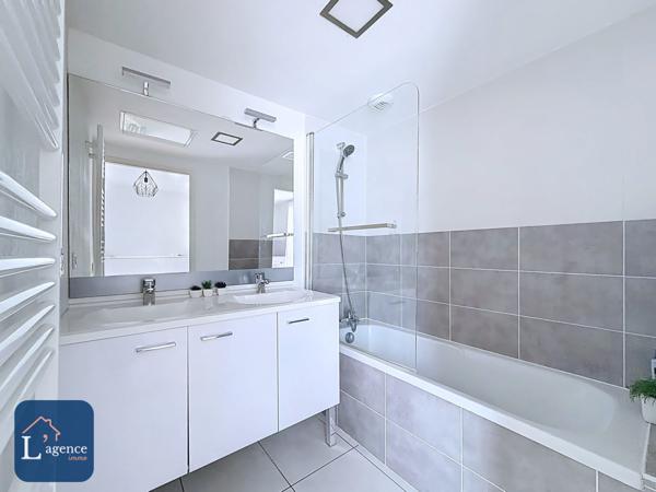 Maison mitoyenne T4 Jardin arboré et intimiste 2 stationnements Saint-Jean-de-Gonville 01630