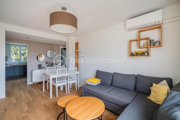 * Charmant T3 rénové avec goût à Eybens *

Situé avenue Jean Jaurès à Eybens, au sein d'une copropriété calme et bien entretenue, ce bel appartement 3 pièces offre un cadre de vie particulièrement agréable. Au 3ème étage sans ascenseur, il profite d'une vue dégagée sur les massifs, sans aucun vis à vis.

L'agencement de cet appartement traversant est fonctionnel. Il se compose d'une entrée qui ouvre sur un séjour convivial avec accès au balcon, d'une élégante cuisine aménagée et équipée, de 2 chambres, d'une salle d'eau et d'un wc indépendant. Rénové avec goût en 2021, il ne vous reste plus qu'à poser vos valises !

Idéalement situé à proximité des commerces, des transports en commun (bus C4 et C7), des écoles et des principaux axes de circulation, cet appartement conjugue confort, qualité de rénovation et environnement privilégié.

INFORMATIONS COMPLEMENTAIRES  
- Installation d'une climatisation en 2025.
- Chauffage individuel au gaz.
- Les diagnostics immobiliers ne révèlent aucune anomalie sur les installations intérieures de gaz et d'électricité.
- Appartement raccordé à la fibre optique. 
- Une cave en sous-sol complète ce bien.

COPROPRIETE 
- Places de stationnement collectives réservées aux copropriétaires. 
- Ravalement de façade réalisé.

TAXE FONCIERE 2025 : 1 120 €.