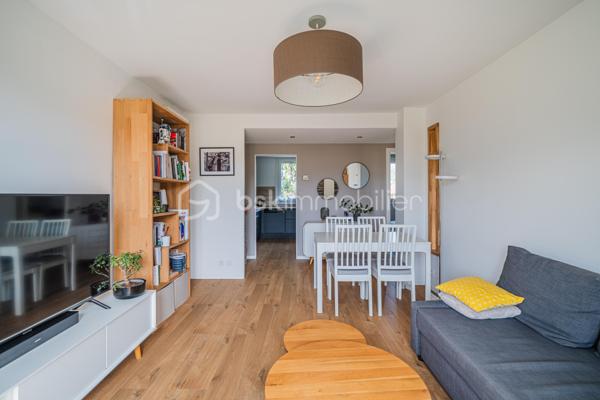 * Charmant T3 rénové avec goût à Eybens *

Situé avenue Jean Jaurès à Eybens, au sein d'une copropriété calme et bien entretenue, ce bel appartement 3 pièces offre un cadre de vie particulièrement agréable. Au 3ème étage sans ascenseur, il profite d'une vue dégagée sur les massifs, sans aucun vis à vis.

L'agencement de cet appartement traversant est fonctionnel. Il se compose d'une entrée qui ouvre sur un séjour convivial avec accès au balcon, d'une élégante cuisine aménagée et équipée, de 2 chambres, d'une salle d'eau et d'un wc indépendant. Rénové avec goût en 2021, il ne vous reste plus qu'à poser vos valises !

Idéalement situé à proximité des commerces, des transports en commun (bus C4 et C7), des écoles et des principaux axes de circulation, cet appartement conjugue confort, qualité de rénovation et environnement privilégié.

INFORMATIONS COMPLEMENTAIRES  
- Installation d'une climatisation en 2025.
- Chauffage individuel au gaz.
- Les diagnostics immobiliers ne révèlent aucune anomalie sur les installations intérieures de gaz et d'électricité.
- Appartement raccordé à la fibre optique. 
- Une cave en sous-sol complète ce bien.

COPROPRIETE 
- Places de stationnement collectives réservées aux copropriétaires. 
- Ravalement de façade réalisé.

TAXE FONCIERE 2025 : 1 120 €.