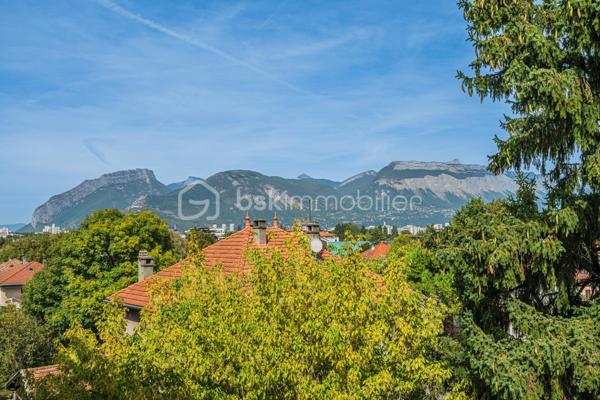 * Charmant T3 rénové avec goût à Eybens *

Situé avenue Jean Jaurès à Eybens, au sein d'une copropriété calme et bien entretenue, ce bel appartement 3 pièces offre un cadre de vie particulièrement agréable. Au 3ème étage sans ascenseur, il profite d'une vue dégagée sur les massifs, sans aucun vis à vis.

L'agencement de cet appartement traversant est fonctionnel. Il se compose d'une entrée qui ouvre sur un séjour convivial avec accès au balcon, d'une élégante cuisine aménagée et équipée, de 2 chambres, d'une salle d'eau et d'un wc indépendant. Rénové avec goût en 2021, il ne vous reste plus qu'à poser vos valises !

Idéalement situé à proximité des commerces, des transports en commun (bus C4 et C7), des écoles et des principaux axes de circulation, cet appartement conjugue confort, qualité de rénovation et environnement privilégié.

INFORMATIONS COMPLEMENTAIRES  
- Installation d'une climatisation en 2025.
- Chauffage individuel au gaz.
- Les diagnostics immobiliers ne révèlent aucune anomalie sur les installations intérieures de gaz et d'électricité.
- Appartement raccordé à la fibre optique. 
- Une cave en sous-sol complète ce bien.

COPROPRIETE 
- Places de stationnement collectives réservées aux copropriétaires. 
- Ravalement de façade réalisé.

TAXE FONCIERE 2025 : 1 120 €.