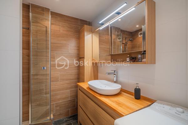 * Charmant T3 rénové avec goût à Eybens *

Situé avenue Jean Jaurès à Eybens, au sein d'une copropriété calme et bien entretenue, ce bel appartement 3 pièces offre un cadre de vie particulièrement agréable. Au 3ème étage sans ascenseur, il profite d'une vue dégagée sur les massifs, sans aucun vis à vis.

L'agencement de cet appartement traversant est fonctionnel. Il se compose d'une entrée qui ouvre sur un séjour convivial avec accès au balcon, d'une élégante cuisine aménagée et équipée, de 2 chambres, d'une salle d'eau et d'un wc indépendant. Rénové avec goût en 2021, il ne vous reste plus qu'à poser vos valises !

Idéalement situé à proximité des commerces, des transports en commun (bus C4 et C7), des écoles et des principaux axes de circulation, cet appartement conjugue confort, qualité de rénovation et environnement privilégié.

INFORMATIONS COMPLEMENTAIRES  
- Installation d'une climatisation en 2025.
- Chauffage individuel au gaz.
- Les diagnostics immobiliers ne révèlent aucune anomalie sur les installations intérieures de gaz et d'électricité.
- Appartement raccordé à la fibre optique. 
- Une cave en sous-sol complète ce bien.

COPROPRIETE 
- Places de stationnement collectives réservées aux copropriétaires. 
- Ravalement de façade réalisé.

TAXE FONCIERE 2025 : 1 120 €.