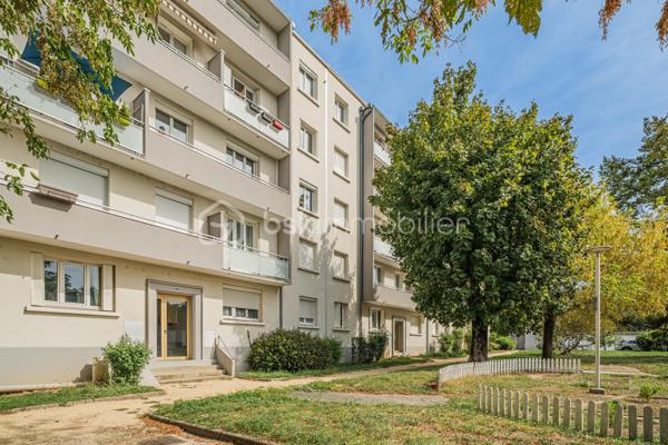 * Charmant T3 rénové avec goût à Eybens *

Situé avenue Jean Jaurès à Eybens, au sein d'une copropriété calme et bien entretenue, ce bel appartement 3 pièces offre un cadre de vie particulièrement agréable. Au 3ème étage sans ascenseur, il profite d'une vue dégagée sur les massifs, sans aucun vis à vis.

L'agencement de cet appartement traversant est fonctionnel. Il se compose d'une entrée qui ouvre sur un séjour convivial avec accès au balcon, d'une élégante cuisine aménagée et équipée, de 2 chambres, d'une salle d'eau et d'un wc indépendant. Rénové avec goût en 2021, il ne vous reste plus qu'à poser vos valises !

Idéalement situé à proximité des commerces, des transports en commun (bus C4 et C7), des écoles et des principaux axes de circulation, cet appartement conjugue confort, qualité de rénovation et environnement privilégié.

INFORMATIONS COMPLEMENTAIRES  
- Installation d'une climatisation en 2025.
- Chauffage individuel au gaz.
- Les diagnostics immobiliers ne révèlent aucune anomalie sur les installations intérieures de gaz et d'électricité.
- Appartement raccordé à la fibre optique. 
- Une cave en sous-sol complète ce bien.

COPROPRIETE 
- Places de stationnement collectives réservées aux copropriétaires. 
- Ravalement de façade réalisé.

TAXE FONCIERE 2025 : 1 120 €.