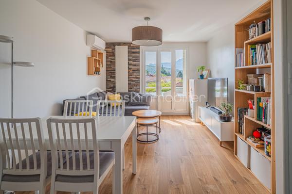 * Charmant T3 rénové avec goût à Eybens *

Situé avenue Jean Jaurès à Eybens, au sein d'une copropriété calme et bien entretenue, ce bel appartement 3 pièces offre un cadre de vie particulièrement agréable. Au 3ème étage sans ascenseur, il profite d'une vue dégagée sur les massifs, sans aucun vis à vis.

L'agencement de cet appartement traversant est fonctionnel. Il se compose d'une entrée qui ouvre sur un séjour convivial avec accès au balcon, d'une élégante cuisine aménagée et équipée, de 2 chambres, d'une salle d'eau et d'un wc indépendant. Rénové avec goût en 2021, il ne vous reste plus qu'à poser vos valises !

Idéalement situé à proximité des commerces, des transports en commun (bus C4 et C7), des écoles et des principaux axes de circulation, cet appartement conjugue confort, qualité de rénovation et environnement privilégié.

INFORMATIONS COMPLEMENTAIRES  
- Installation d'une climatisation en 2025.
- Chauffage individuel au gaz.
- Les diagnostics immobiliers ne révèlent aucune anomalie sur les installations intérieures de gaz et d'électricité.
- Appartement raccordé à la fibre optique. 
- Une cave en sous-sol complète ce bien.

COPROPRIETE 
- Places de stationnement collectives réservées aux copropriétaires. 
- Ravalement de façade réalisé.

TAXE FONCIERE 2025 : 1 120 €.