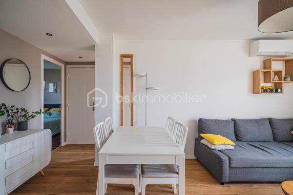 * Charmant T3 rénové avec goût à Eybens *

Situé avenue Jean Jaurès à Eybens, au sein d'une copropriété calme et bien entretenue, ce bel appartement 3 pièces offre un cadre de vie particulièrement agréable. Au 3ème étage sans ascenseur, il profite d'une vue dégagée sur les massifs, sans aucun vis à vis.

L'agencement de cet appartement traversant est fonctionnel. Il se compose d'une entrée qui ouvre sur un séjour convivial avec accès au balcon, d'une élégante cuisine aménagée et équipée, de 2 chambres, d'une salle d'eau et d'un wc indépendant. Rénové avec goût en 2021, il ne vous reste plus qu'à poser vos valises !

Idéalement situé à proximité des commerces, des transports en commun (bus C4 et C7), des écoles et des principaux axes de circulation, cet appartement conjugue confort, qualité de rénovation et environnement privilégié.

INFORMATIONS COMPLEMENTAIRES  
- Installation d'une climatisation en 2025.
- Chauffage individuel au gaz.
- Les diagnostics immobiliers ne révèlent aucune anomalie sur les installations intérieures de gaz et d'électricité.
- Appartement raccordé à la fibre optique. 
- Une cave en sous-sol complète ce bien.

COPROPRIETE 
- Places de stationnement collectives réservées aux copropriétaires. 
- Ravalement de façade réalisé.

TAXE FONCIERE 2025 : 1 120 €.