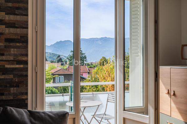 * Charmant T3 rénové avec goût à Eybens *

Situé avenue Jean Jaurès à Eybens, au sein d'une copropriété calme et bien entretenue, ce bel appartement 3 pièces offre un cadre de vie particulièrement agréable. Au 3ème étage sans ascenseur, il profite d'une vue dégagée sur les massifs, sans aucun vis à vis.

L'agencement de cet appartement traversant est fonctionnel. Il se compose d'une entrée qui ouvre sur un séjour convivial avec accès au balcon, d'une élégante cuisine aménagée et équipée, de 2 chambres, d'une salle d'eau et d'un wc indépendant. Rénové avec goût en 2021, il ne vous reste plus qu'à poser vos valises !

Idéalement situé à proximité des commerces, des transports en commun (bus C4 et C7), des écoles et des principaux axes de circulation, cet appartement conjugue confort, qualité de rénovation et environnement privilégié.

INFORMATIONS COMPLEMENTAIRES  
- Installation d'une climatisation en 2025.
- Chauffage individuel au gaz.
- Les diagnostics immobiliers ne révèlent aucune anomalie sur les installations intérieures de gaz et d'électricité.
- Appartement raccordé à la fibre optique. 
- Une cave en sous-sol complète ce bien.

COPROPRIETE 
- Places de stationnement collectives réservées aux copropriétaires. 
- Ravalement de façade réalisé.

TAXE FONCIERE 2025 : 1 120 €.