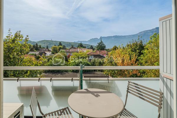 * Charmant T3 rénové avec goût à Eybens *

Situé avenue Jean Jaurès à Eybens, au sein d'une copropriété calme et bien entretenue, ce bel appartement 3 pièces offre un cadre de vie particulièrement agréable. Au 3ème étage sans ascenseur, il profite d'une vue dégagée sur les massifs, sans aucun vis à vis.

L'agencement de cet appartement traversant est fonctionnel. Il se compose d'une entrée qui ouvre sur un séjour convivial avec accès au balcon, d'une élégante cuisine aménagée et équipée, de 2 chambres, d'une salle d'eau et d'un wc indépendant. Rénové avec goût en 2021, il ne vous reste plus qu'à poser vos valises !

Idéalement situé à proximité des commerces, des transports en commun (bus C4 et C7), des écoles et des principaux axes de circulation, cet appartement conjugue confort, qualité de rénovation et environnement privilégié.

INFORMATIONS COMPLEMENTAIRES  
- Installation d'une climatisation en 2025.
- Chauffage individuel au gaz.
- Les diagnostics immobiliers ne révèlent aucune anomalie sur les installations intérieures de gaz et d'électricité.
- Appartement raccordé à la fibre optique. 
- Une cave en sous-sol complète ce bien.

COPROPRIETE 
- Places de stationnement collectives réservées aux copropriétaires. 
- Ravalement de façade réalisé.

TAXE FONCIERE 2025 : 1 120 €.