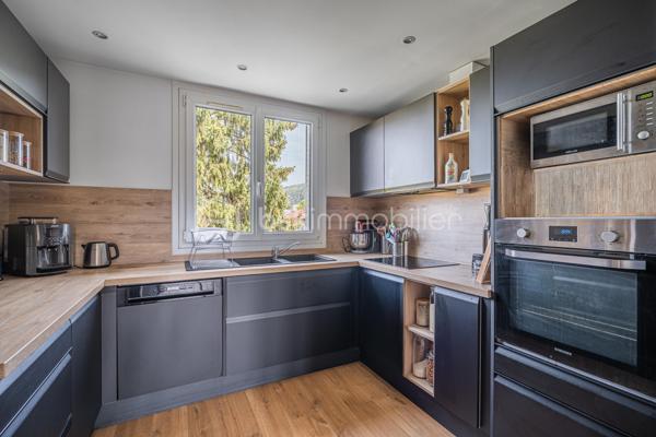 * Charmant T3 rénové avec goût à Eybens *

Situé avenue Jean Jaurès à Eybens, au sein d'une copropriété calme et bien entretenue, ce bel appartement 3 pièces offre un cadre de vie particulièrement agréable. Au 3ème étage sans ascenseur, il profite d'une vue dégagée sur les massifs, sans aucun vis à vis.

L'agencement de cet appartement traversant est fonctionnel. Il se compose d'une entrée qui ouvre sur un séjour convivial avec accès au balcon, d'une élégante cuisine aménagée et équipée, de 2 chambres, d'une salle d'eau et d'un wc indépendant. Rénové avec goût en 2021, il ne vous reste plus qu'à poser vos valises !

Idéalement situé à proximité des commerces, des transports en commun (bus C4 et C7), des écoles et des principaux axes de circulation, cet appartement conjugue confort, qualité de rénovation et environnement privilégié.

INFORMATIONS COMPLEMENTAIRES  
- Installation d'une climatisation en 2025.
- Chauffage individuel au gaz.
- Les diagnostics immobiliers ne révèlent aucune anomalie sur les installations intérieures de gaz et d'électricité.
- Appartement raccordé à la fibre optique. 
- Une cave en sous-sol complète ce bien.

COPROPRIETE 
- Places de stationnement collectives réservées aux copropriétaires. 
- Ravalement de façade réalisé.

TAXE FONCIERE 2025 : 1 120 €.