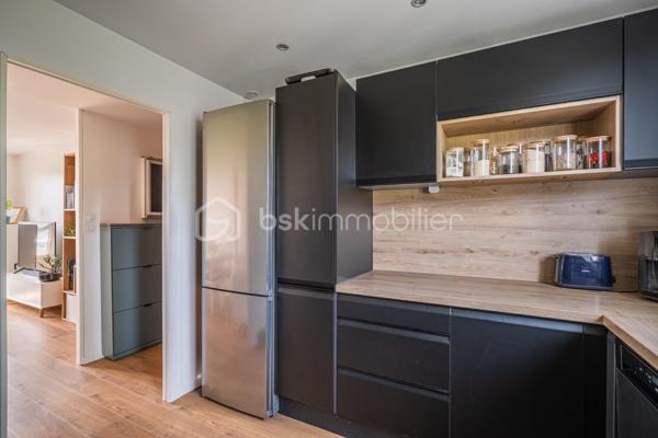 * Charmant T3 rénové avec goût à Eybens *

Situé avenue Jean Jaurès à Eybens, au sein d'une copropriété calme et bien entretenue, ce bel appartement 3 pièces offre un cadre de vie particulièrement agréable. Au 3ème étage sans ascenseur, il profite d'une vue dégagée sur les massifs, sans aucun vis à vis.

L'agencement de cet appartement traversant est fonctionnel. Il se compose d'une entrée qui ouvre sur un séjour convivial avec accès au balcon, d'une élégante cuisine aménagée et équipée, de 2 chambres, d'une salle d'eau et d'un wc indépendant. Rénové avec goût en 2021, il ne vous reste plus qu'à poser vos valises !

Idéalement situé à proximité des commerces, des transports en commun (bus C4 et C7), des écoles et des principaux axes de circulation, cet appartement conjugue confort, qualité de rénovation et environnement privilégié.

INFORMATIONS COMPLEMENTAIRES  
- Installation d'une climatisation en 2025.
- Chauffage individuel au gaz.
- Les diagnostics immobiliers ne révèlent aucune anomalie sur les installations intérieures de gaz et d'électricité.
- Appartement raccordé à la fibre optique. 
- Une cave en sous-sol complète ce bien.

COPROPRIETE 
- Places de stationnement collectives réservées aux copropriétaires. 
- Ravalement de façade réalisé.

TAXE FONCIERE 2025 : 1 120 €.
