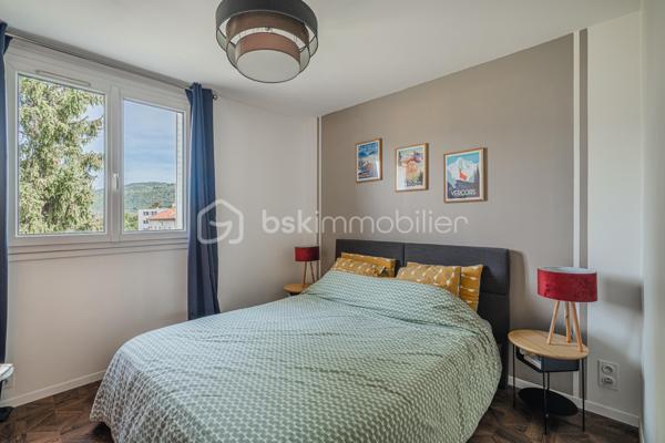 * Charmant T3 rénové avec goût à Eybens *

Situé avenue Jean Jaurès à Eybens, au sein d'une copropriété calme et bien entretenue, ce bel appartement 3 pièces offre un cadre de vie particulièrement agréable. Au 3ème étage sans ascenseur, il profite d'une vue dégagée sur les massifs, sans aucun vis à vis.

L'agencement de cet appartement traversant est fonctionnel. Il se compose d'une entrée qui ouvre sur un séjour convivial avec accès au balcon, d'une élégante cuisine aménagée et équipée, de 2 chambres, d'une salle d'eau et d'un wc indépendant. Rénové avec goût en 2021, il ne vous reste plus qu'à poser vos valises !

Idéalement situé à proximité des commerces, des transports en commun (bus C4 et C7), des écoles et des principaux axes de circulation, cet appartement conjugue confort, qualité de rénovation et environnement privilégié.

INFORMATIONS COMPLEMENTAIRES  
- Installation d'une climatisation en 2025.
- Chauffage individuel au gaz.
- Les diagnostics immobiliers ne révèlent aucune anomalie sur les installations intérieures de gaz et d'électricité.
- Appartement raccordé à la fibre optique. 
- Une cave en sous-sol complète ce bien.

COPROPRIETE 
- Places de stationnement collectives réservées aux copropriétaires. 
- Ravalement de façade réalisé.

TAXE FONCIERE 2025 : 1 120 €.