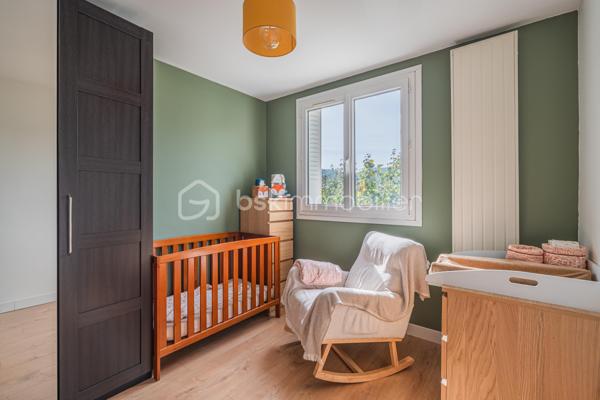 * Charmant T3 rénové avec goût à Eybens *

Situé avenue Jean Jaurès à Eybens, au sein d'une copropriété calme et bien entretenue, ce bel appartement 3 pièces offre un cadre de vie particulièrement agréable. Au 3ème étage sans ascenseur, il profite d'une vue dégagée sur les massifs, sans aucun vis à vis.

L'agencement de cet appartement traversant est fonctionnel. Il se compose d'une entrée qui ouvre sur un séjour convivial avec accès au balcon, d'une élégante cuisine aménagée et équipée, de 2 chambres, d'une salle d'eau et d'un wc indépendant. Rénové avec goût en 2021, il ne vous reste plus qu'à poser vos valises !

Idéalement situé à proximité des commerces, des transports en commun (bus C4 et C7), des écoles et des principaux axes de circulation, cet appartement conjugue confort, qualité de rénovation et environnement privilégié.

INFORMATIONS COMPLEMENTAIRES  
- Installation d'une climatisation en 2025.
- Chauffage individuel au gaz.
- Les diagnostics immobiliers ne révèlent aucune anomalie sur les installations intérieures de gaz et d'électricité.
- Appartement raccordé à la fibre optique. 
- Une cave en sous-sol complète ce bien.

COPROPRIETE 
- Places de stationnement collectives réservées aux copropriétaires. 
- Ravalement de façade réalisé.

TAXE FONCIERE 2025 : 1 120 €.