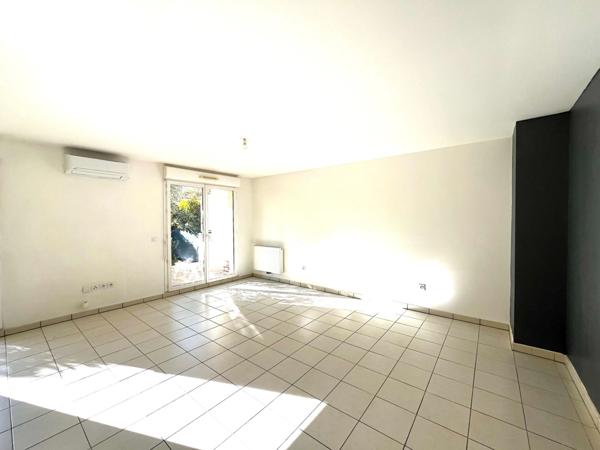 Appartement 3 pièces avec terrasse, jardin et deux places de parking