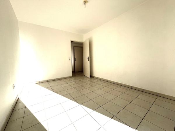 Appartement 3 pièces avec terrasse, jardin et deux places de parking