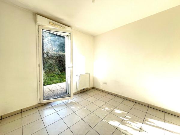 Appartement 3 pièces avec terrasse, jardin et deux places de parking