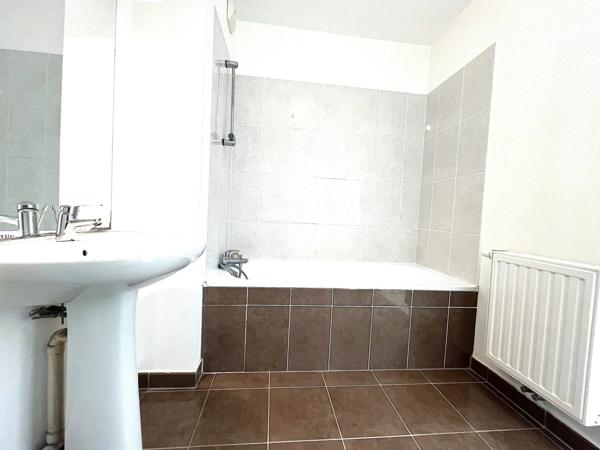 Appartement 3 pièces avec terrasse, jardin et deux places de parking