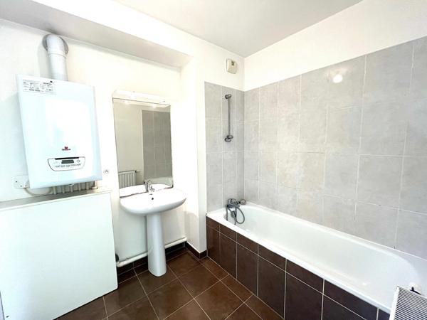 Appartement 3 pièces avec terrasse, jardin et deux places de parking