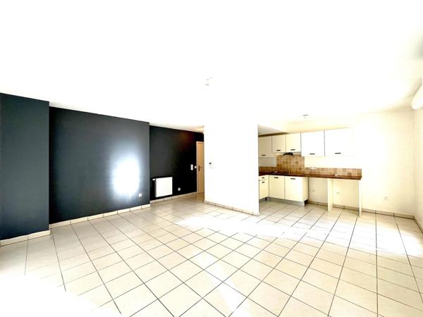 Appartement 3 pièces avec terrasse, jardin et deux places de parking