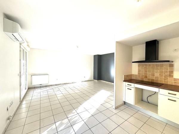 Appartement 3 pièces avec terrasse, jardin et deux places de parking