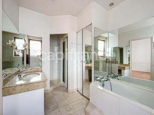 Maison bourgeoise d'exception Tours centre avec garage et jardin