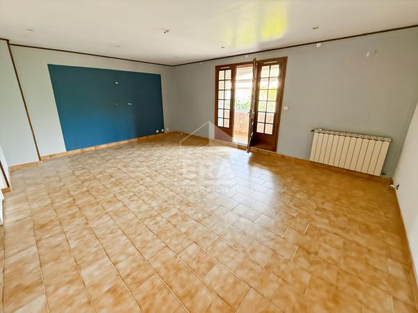 SEPTEMES-LES-VALLONS - EXCLUSIVITE - T4 dernier étage avec loggia, parking et cave