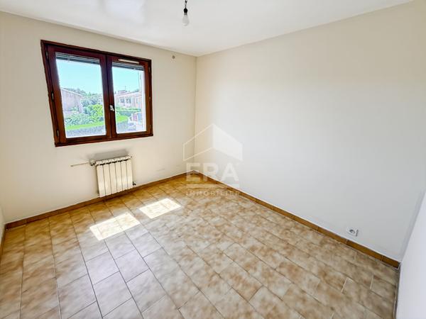 SEPTEMES-LES-VALLONS - EXCLUSIVITE - T4 dernier étage avec loggia, parking et cave