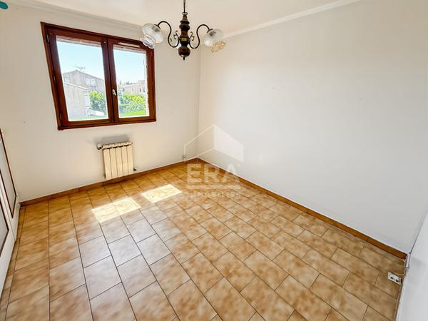 SEPTEMES-LES-VALLONS - EXCLUSIVITE - T4 dernier étage avec loggia, parking et cave