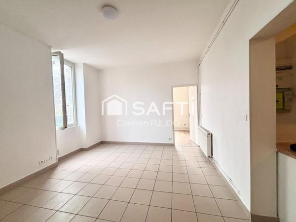 Appartement de type T4  en rez-de-chaussée : proche de toutes les commodités à pieds.