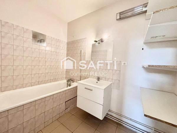 Appartement de type T4  en rez-de-chaussée : proche de toutes les commodités à pieds.