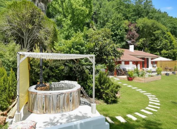 ETXEBERDEA Halsou, 125 m² de plain-pied à l'esprit écolodge