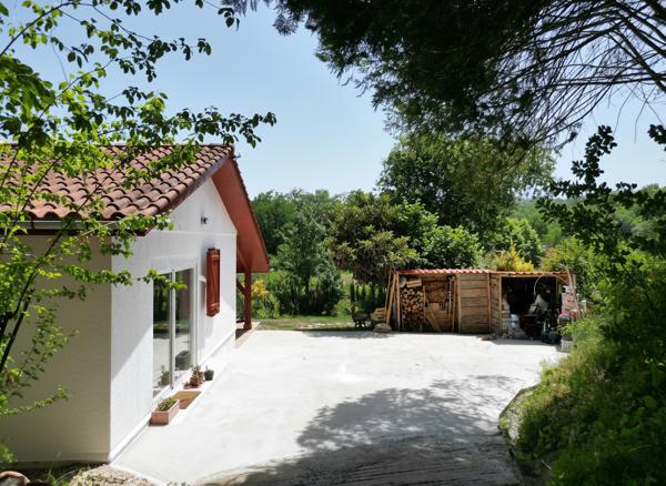 ETXEBERDEA Halsou, 125 m² de plain-pied à l'esprit écolodge