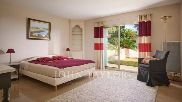 Villa avec Vue Mer Panoramique – Adresse Prestigieuse à la Croix des Gardes