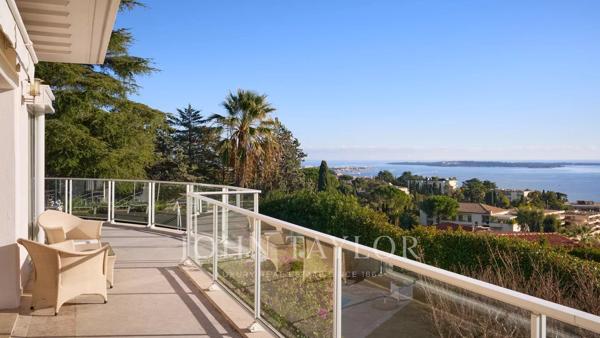 Villa avec Vue Mer Panoramique – Adresse Prestigieuse à la Croix des Gardes