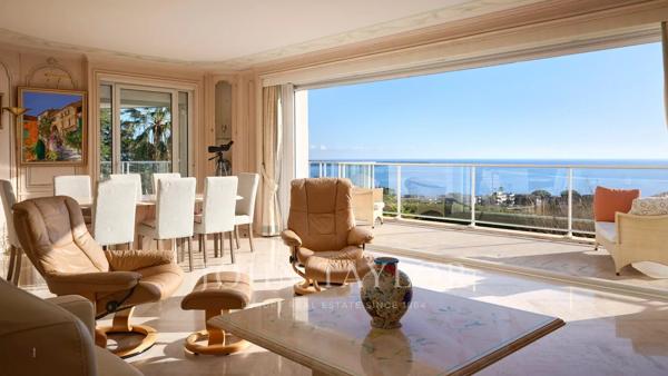 Villa avec Vue Mer Panoramique – Adresse Prestigieuse à la Croix des Gardes