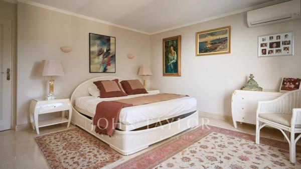 Villa avec Vue Mer Panoramique – Adresse Prestigieuse à la Croix des Gardes