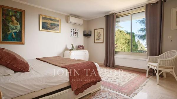 Villa avec Vue Mer Panoramique – Adresse Prestigieuse à la Croix des Gardes
