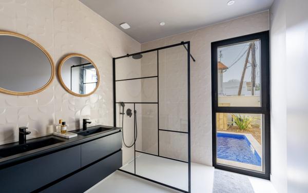 Maison de plain pied - haut standing - Piscine - Boulodrome