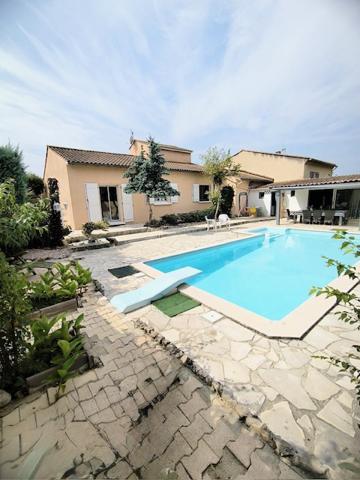 BRAM, Rare : Villa de plain pied avec piscine dans quartier calme. Bram (11150)