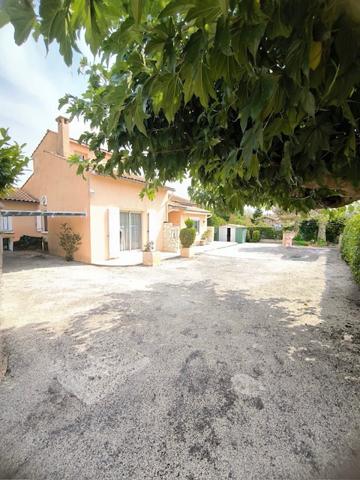 BRAM, Rare : Villa de plain pied avec piscine dans quartier calme. Bram (11150)