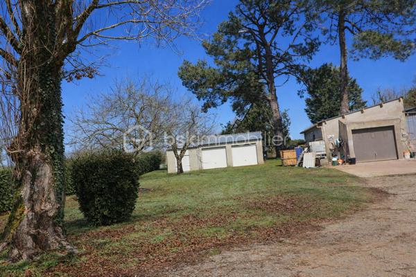 Laissez-vous séduire par cette belle maison de style néo-breton, offrant environ 125 m² habitables, implantée sur un terrain entièrement clôturé de 2 000 m², avec double garage et dépendances et une cave enterrée , proche du centre et des commodités.

Dès l’entrée, un vaste hall donne le ton des volumes généreux de la maison. Vous découvrirez une lumineuse pièce de vie d’environ 40 m², agrémentée d’une cheminée et d’un plafond cathédrale, offrant un espace chaleureux et convivial.
La cuisine aménagée et équipée, indépendante, dispose d’une grande lingerie avec accès direct au jardin.
Le rez-de-chaussée comprend également une chambre parentale ainsi qu’un WC séparé.

À l’étage, l’espace nuit se compose de deux chambres et un bureau en enfilade, d’une salle d’eau, ainsi que d’un grenier, idéal pour le rangement ou un futur aménagement.

Cette maison séduit par sa belle luminosité, ses grands espaces et son fort potentiel.
À noter : avec la nouvelle réglementation électrique, le classement énergétique sera en D (243).

Un bien rare à découvrir sans tarder.