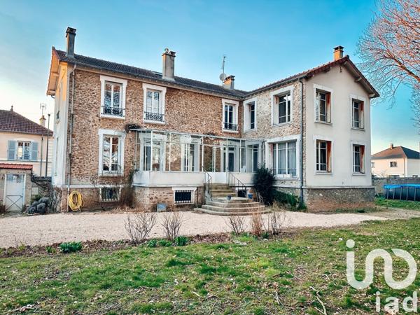 Demeure 9 pièces de 241 m² à Mandres-les-Roses (94520)