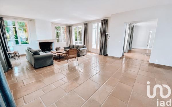 Demeure 9 pièces de 241 m² à Mandres-les-Roses (94520)