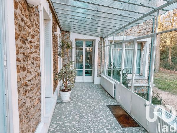 Demeure 9 pièces de 241 m² à Mandres-les-Roses (94520)